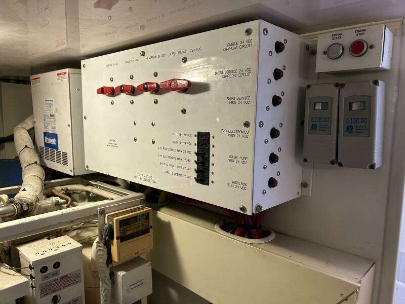 2006 Viking 52 Convertible