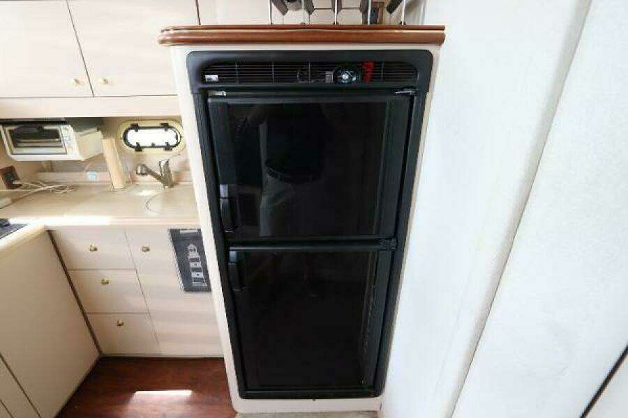 1999 Cruisers Yachts 3750 Motor Yacht