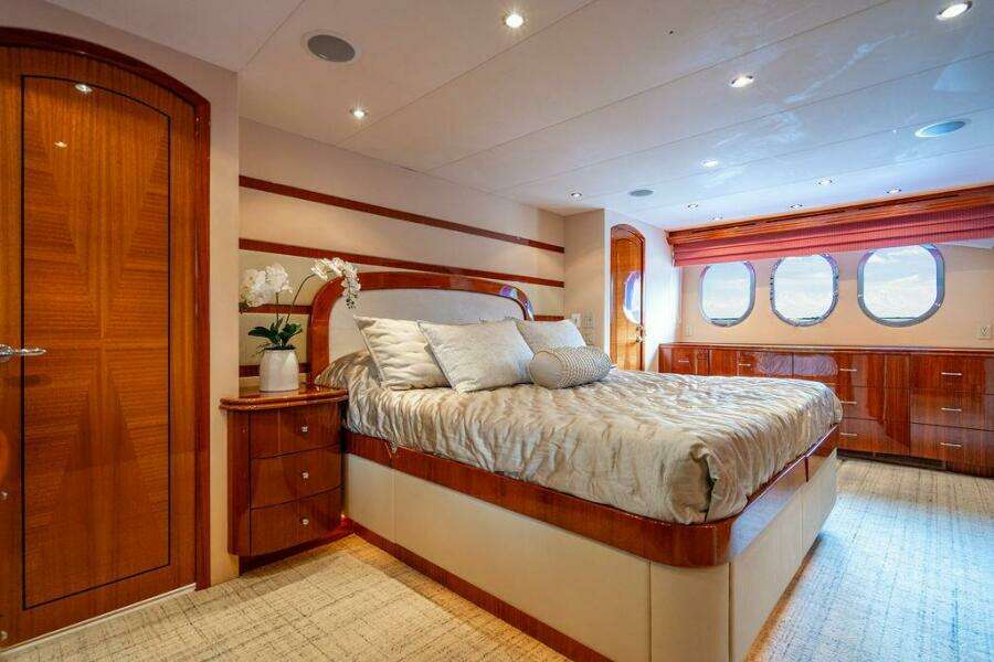 2007 Hatteras Enclosed Bridge MY