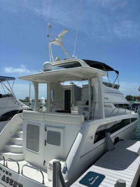 2006 Carver 43 Motor Yacht docked under clear blue sky.