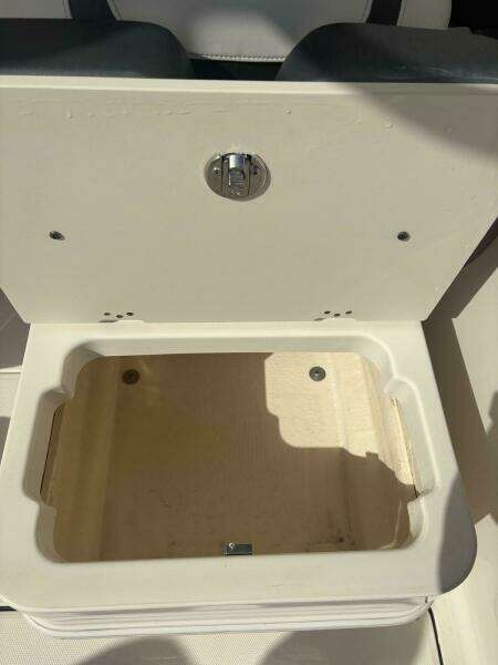 2021 Robalo R247 Dual Console