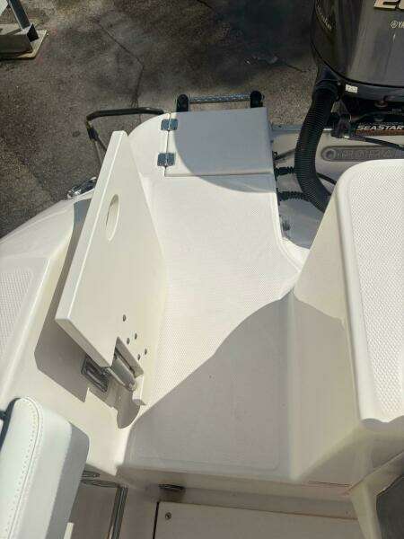 2021 Robalo R247 Dual Console