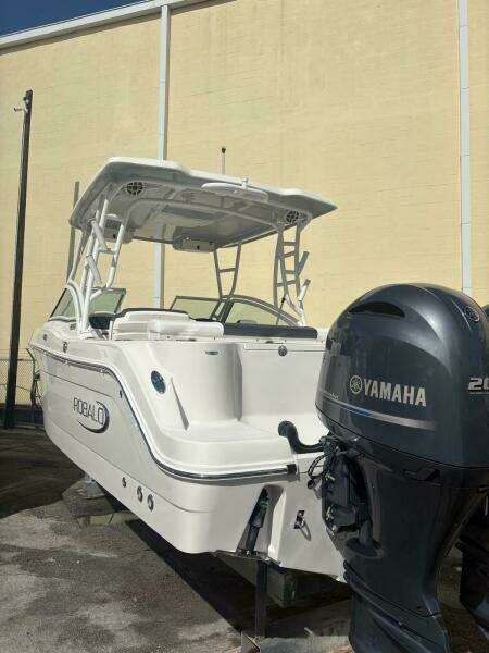 2021 Robalo R247 Dual Console