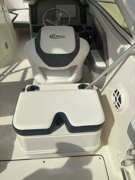 2021 Robalo R247 Dual Console