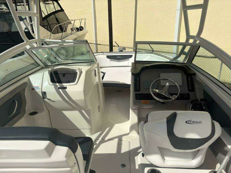 2021 Robalo R247 Dual Console