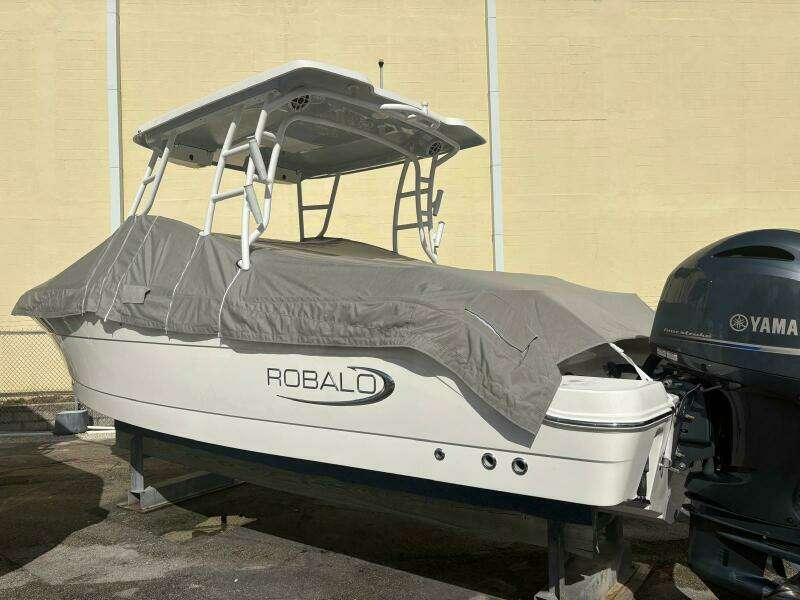 Used 2021 Robalo R247