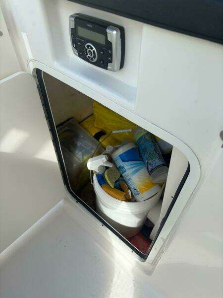 2021 Robalo R247 Dual Console