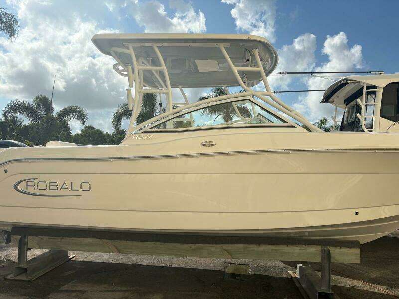 2021 Robalo R247 Dual Console