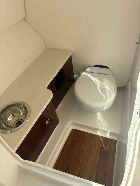 2021 Robalo R247 Dual Console