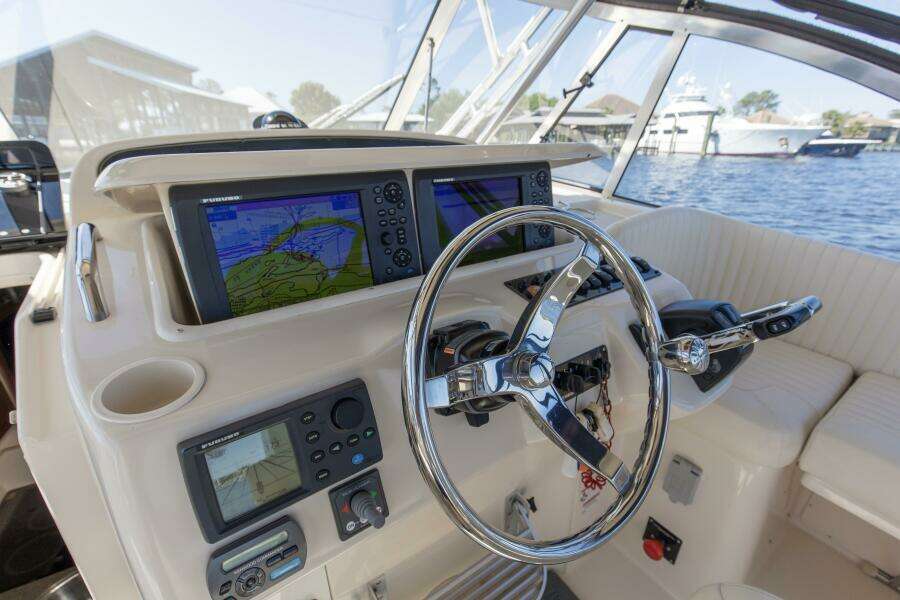 2009 33 Grady White 330 No Name Helm (3)