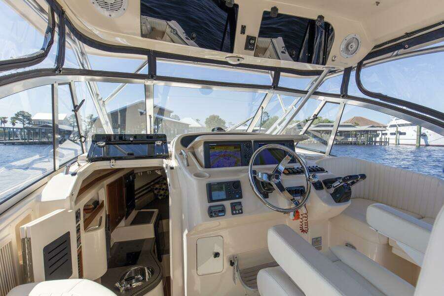 2009 33 Grady White 330 No Name Helm (4)