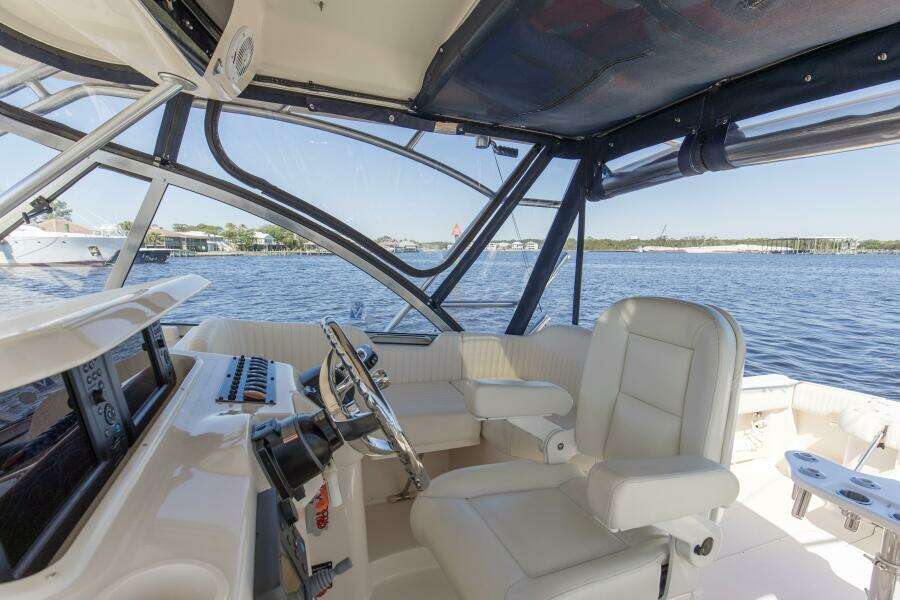 2009 33 Grady White 330 No Name Helm (2)