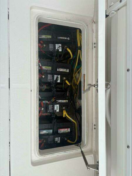 2018 Robalo R302 Center Console