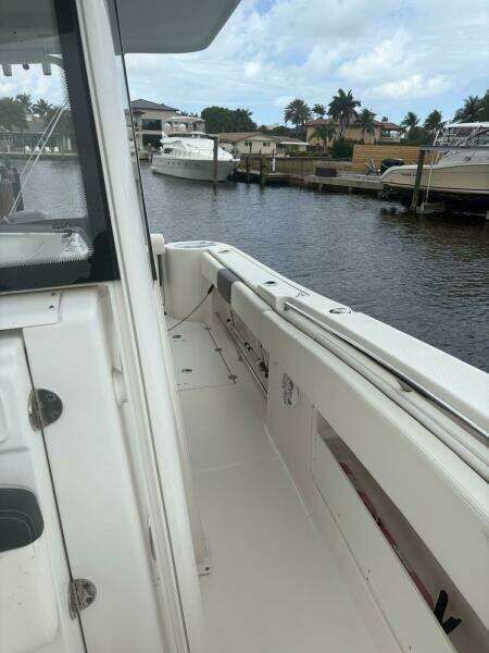 2018 Robalo R302 Center Console