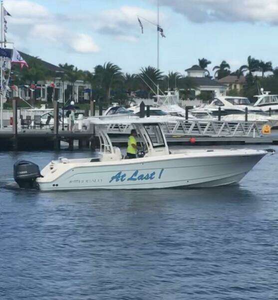 2018 Robalo R302 Center Console