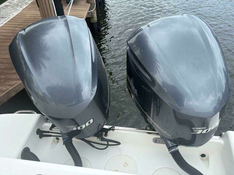 2018 Robalo R302 Center Console
