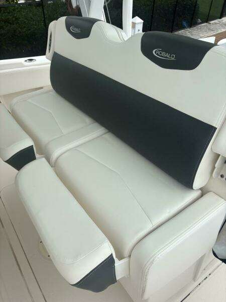 2018 Robalo R302 Center Console