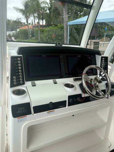 2018 Robalo R302 Center Console