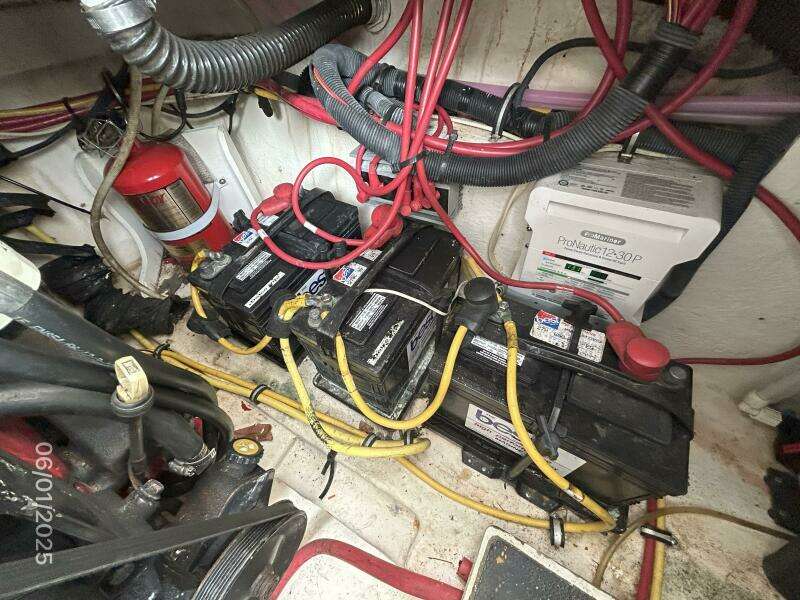 29' Chaparral battery banks