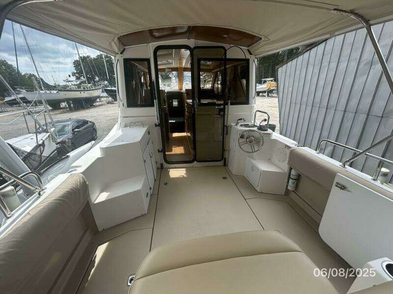 28' Cutwater cockpit forward