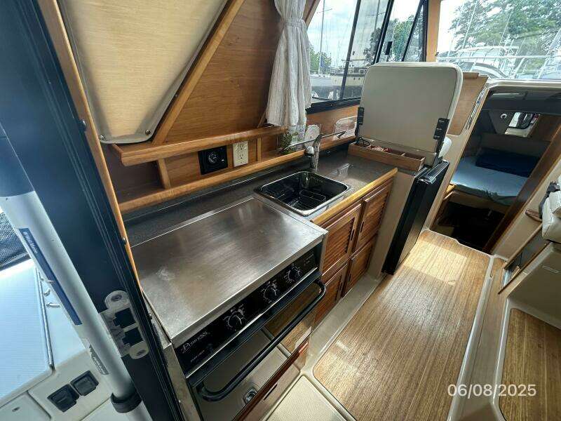 28' Cutwater galley1