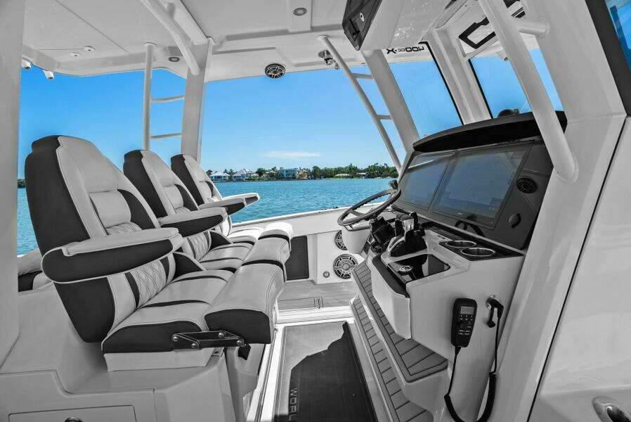 2022 World Cat 400 CC-X - Helm Seating