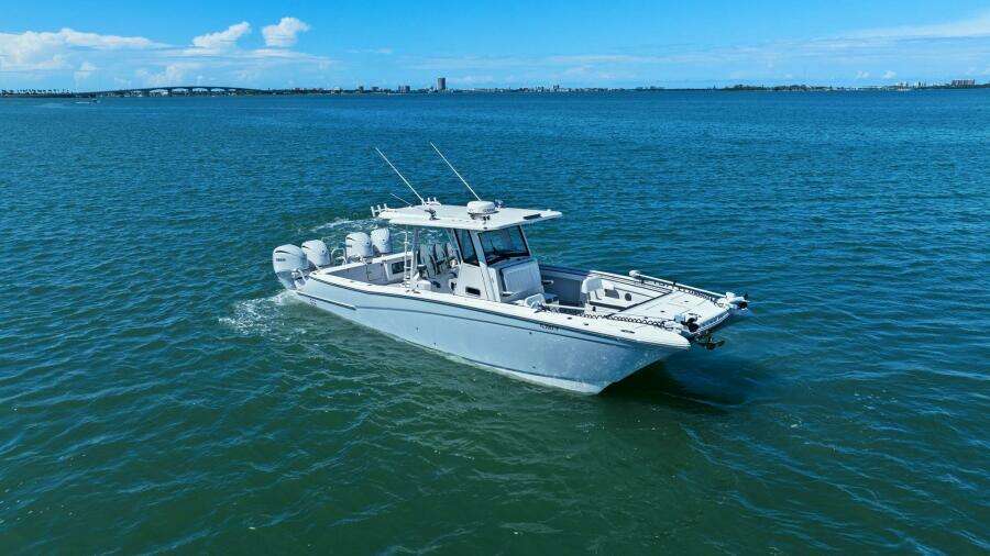 2022 World Cat 400 CC-X - Profile Starboard 3/4 Bow