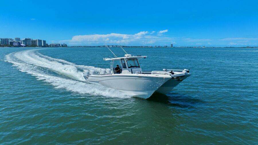 2022 World Cat 400 CC-X - Profile Bow 3/4 Starboard