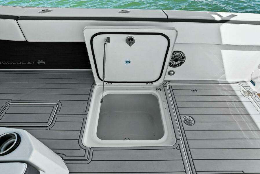2022 World Cat 400 CC-X - Starboard Side Storage