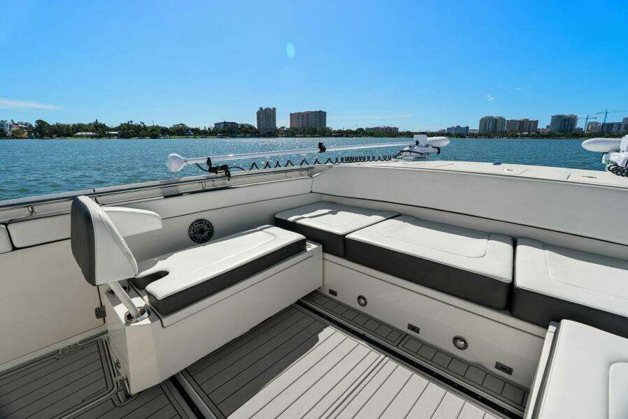 2022 World Cat 400 CC-X - Bow Seating