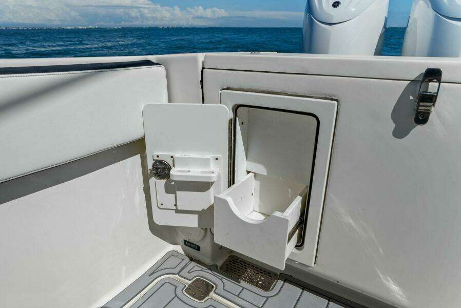 2022 World Cat 400 CC-X - Transom Storage