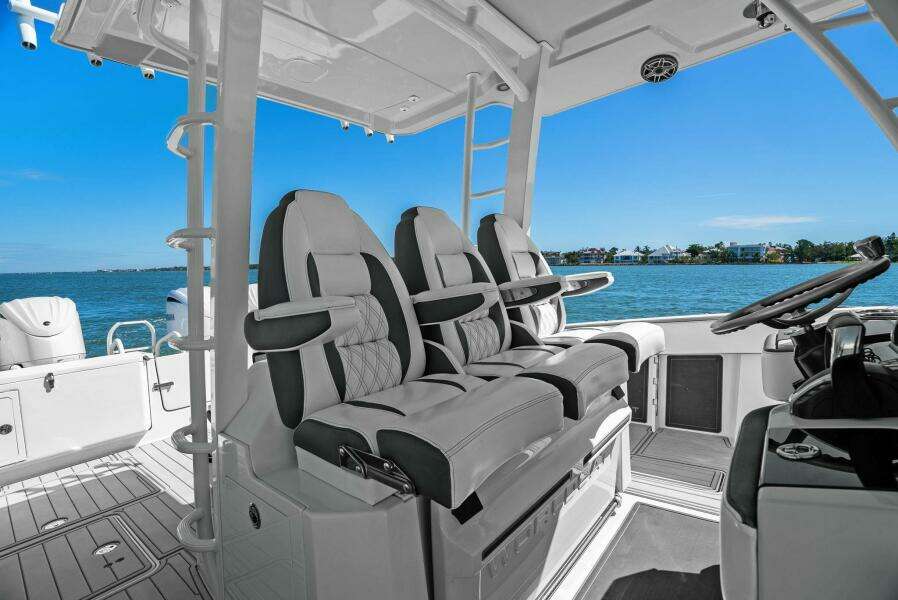 2022 World Cat 400 CC-X - Helm Seating