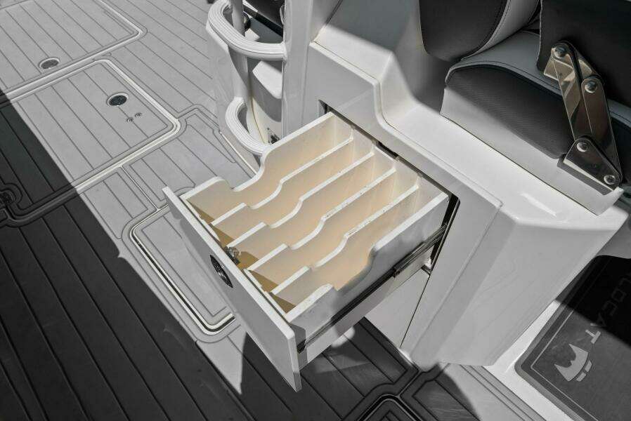 2022 World Cat 400 CC-X - Starboard Side Storage