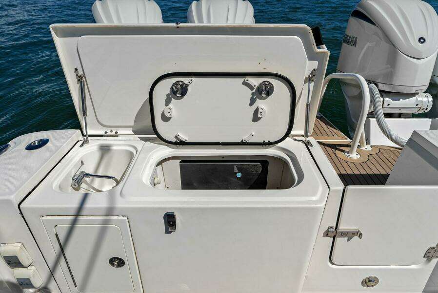 2022 World Cat 400 CC-X - Transom Bait Prep