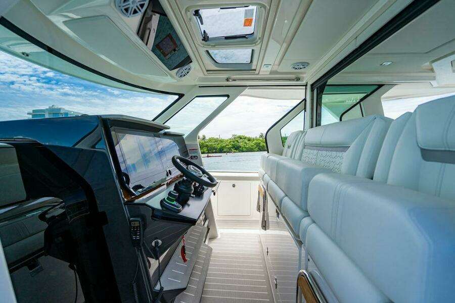 2025 Tiara Yachts 48 LS