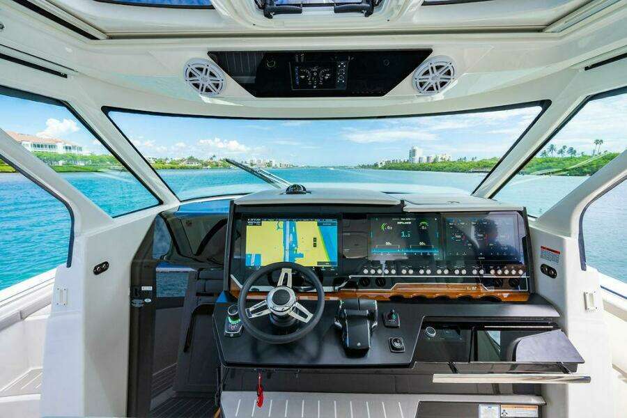 2025 Tiara Yachts 48 LS