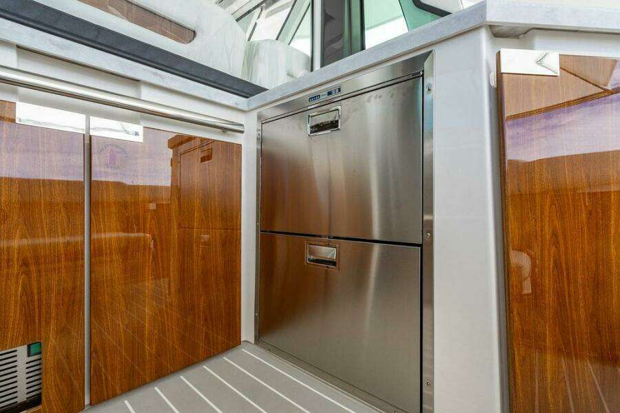 2025 Tiara Yachts 48 LS