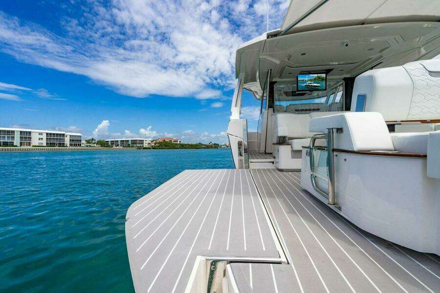 2025 Tiara Yachts 48 LS