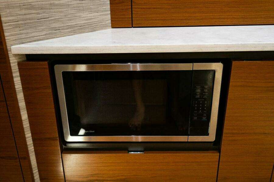 2025 Tiara Yachts 48 LS