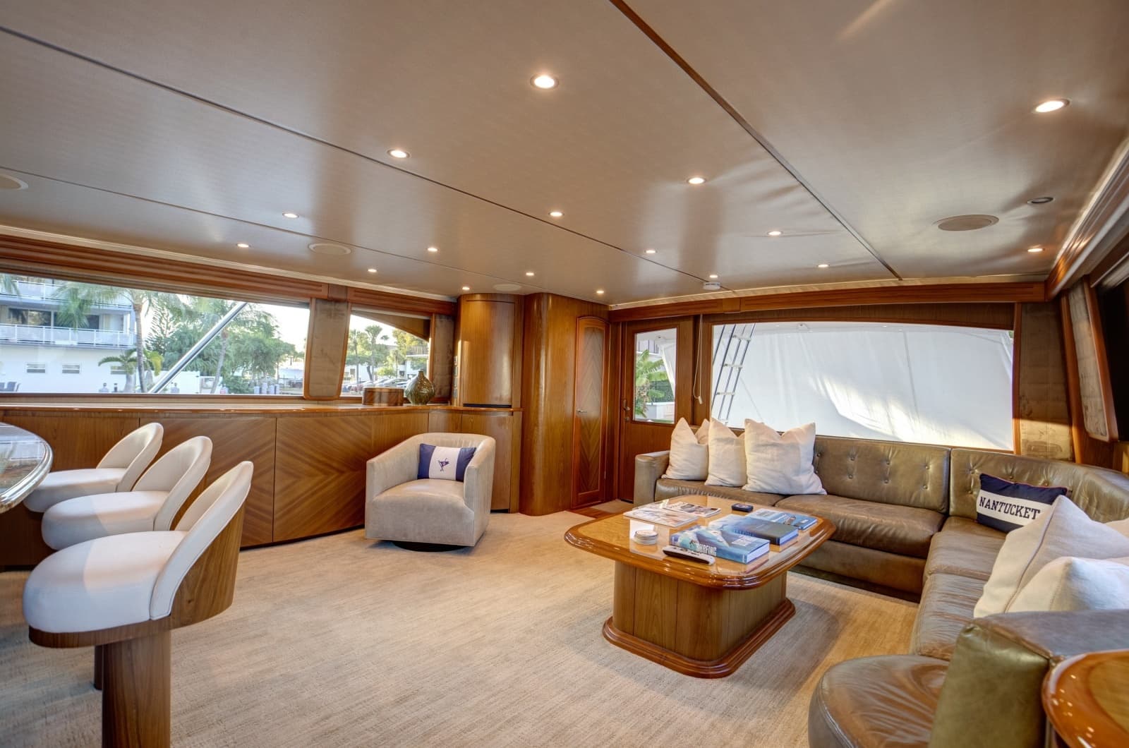 Viking 82 - Done Deal - Salon