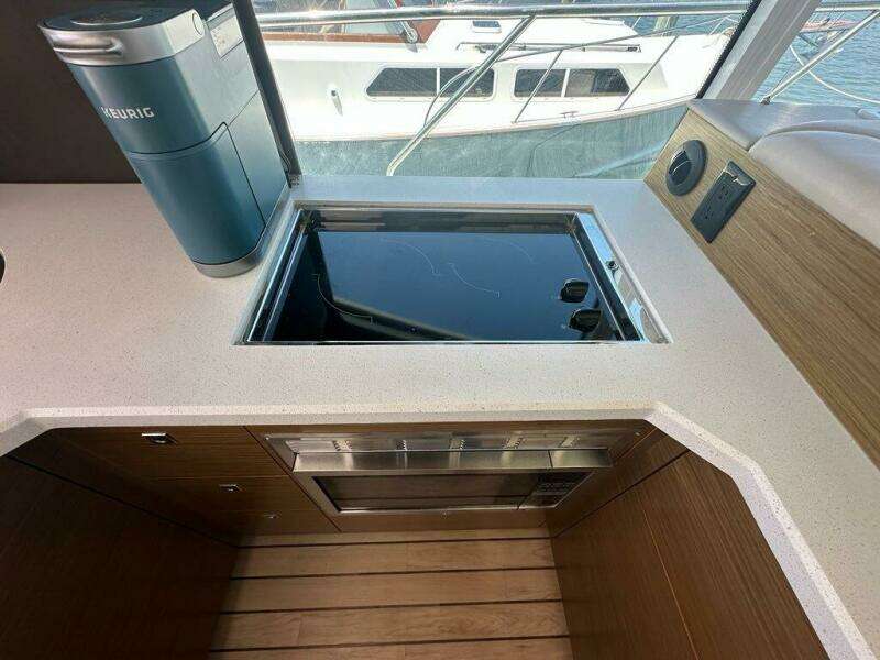 2015 Cruisers Yachts Cantius