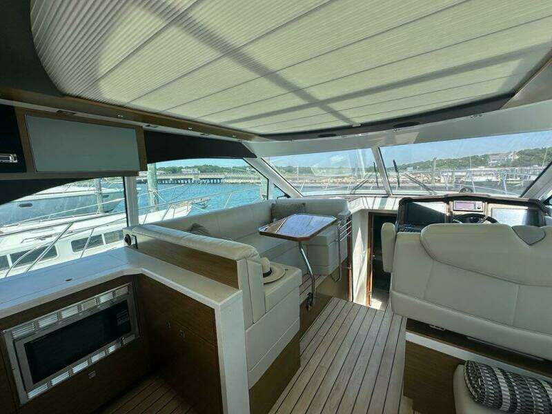 2015 Cruisers Yachts Cantius