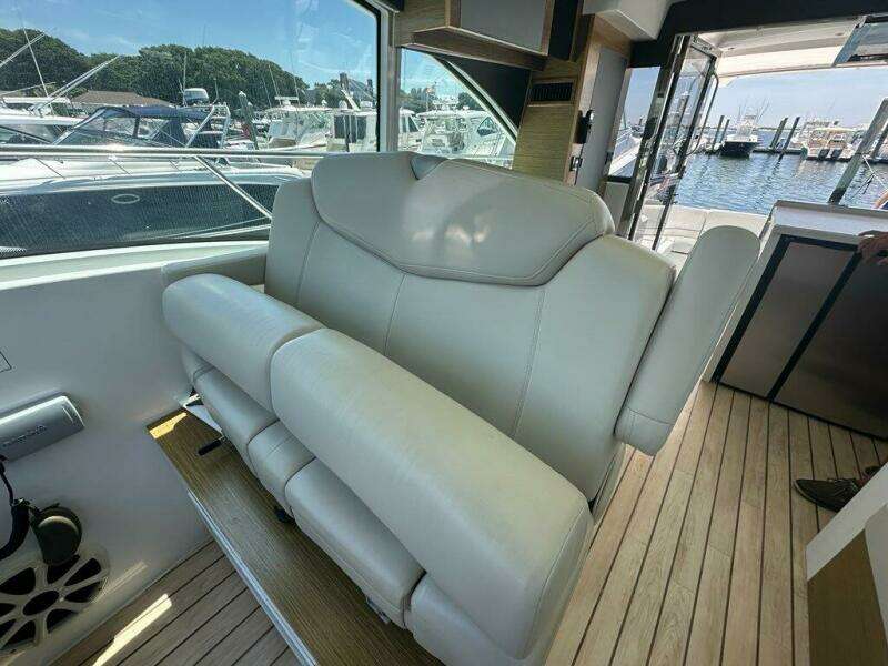 2015 Cruisers Yachts Cantius