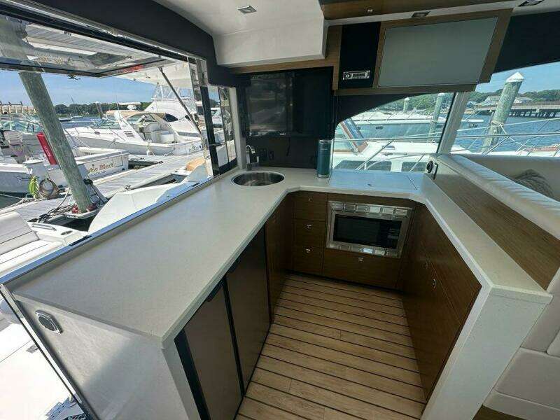 2015 Cruisers Yachts Cantius