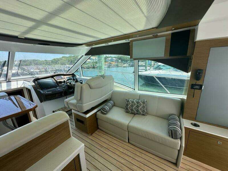 2015 Cruisers Yachts Cantius