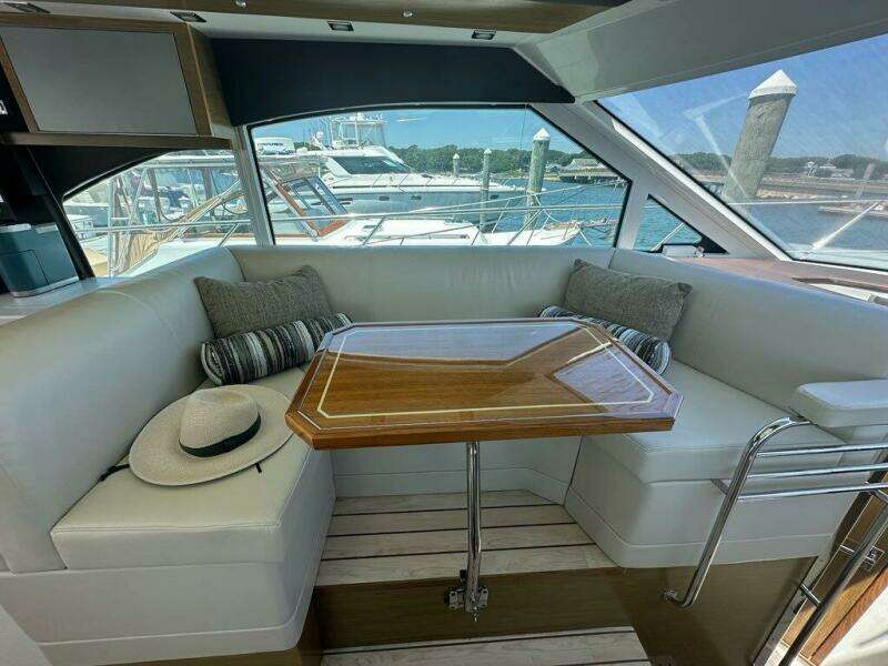 2015 Cruisers Yachts Cantius
