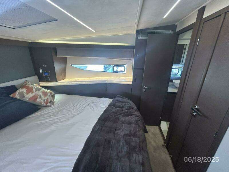 42' Prestige guest stateroom starboard