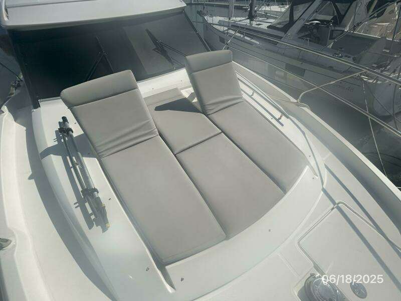 42' Prestige foredeck sunpad2