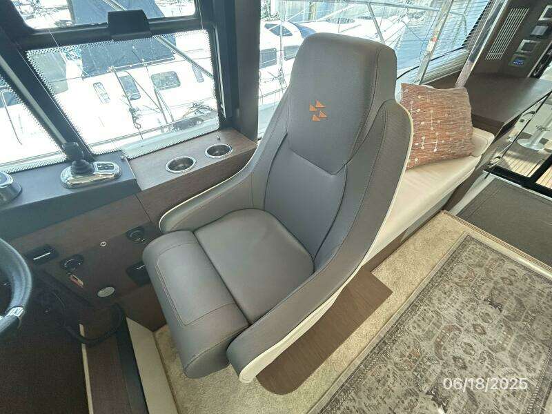 42' Prestige helmseat