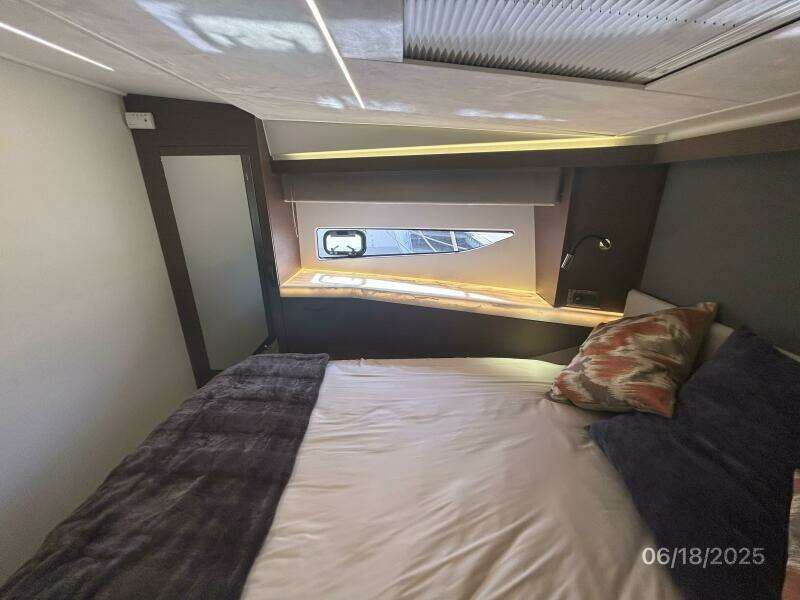 42' Prestige guest stateroom port